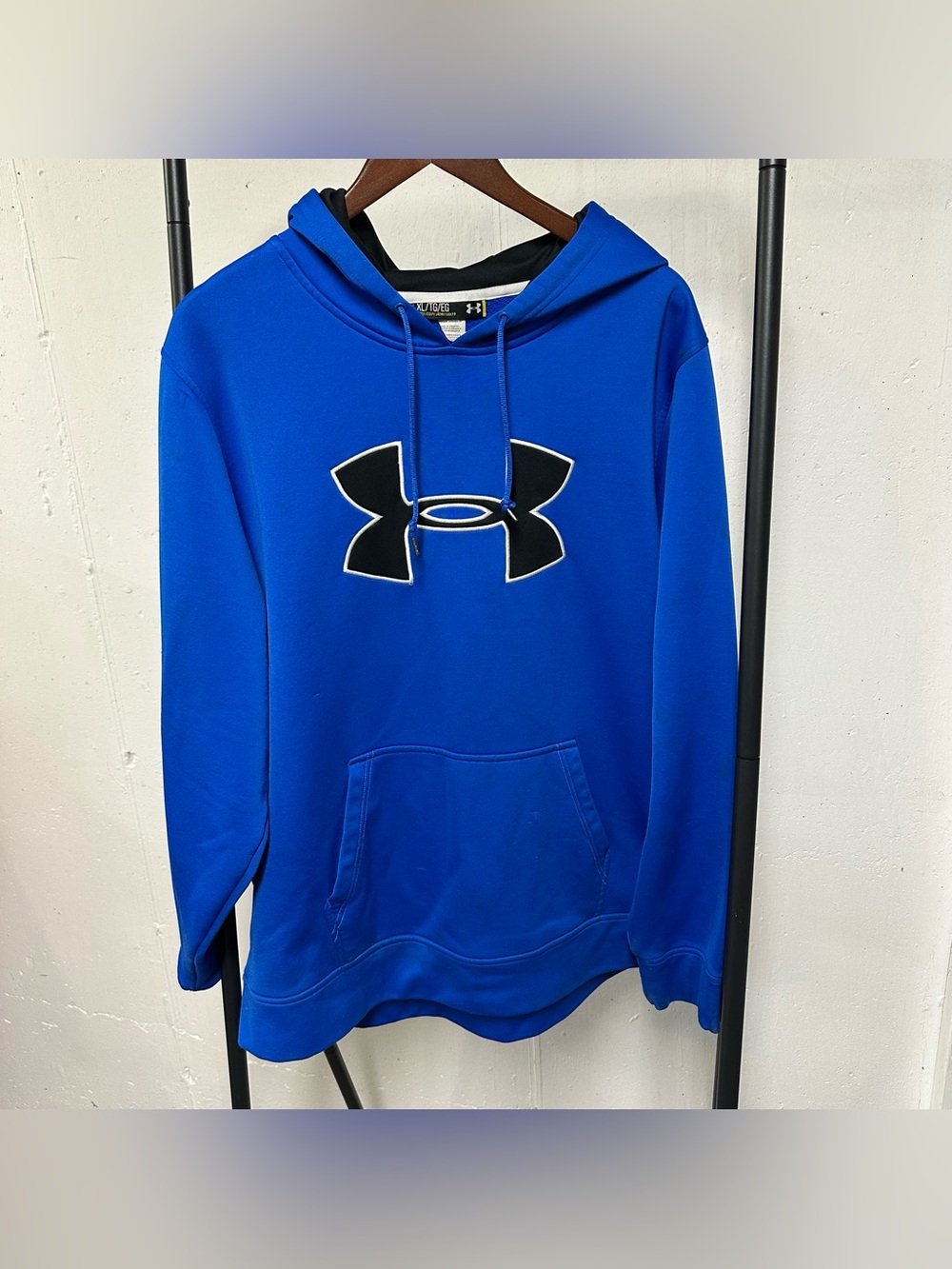 Under Armour Men's Royal Blue Hoodie with Black Logo 🐠